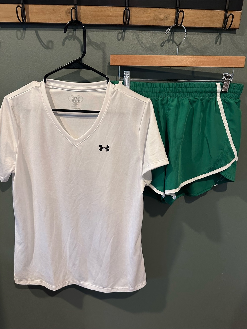 Under Armour Women's Shorts/Shirt Set - size Medium